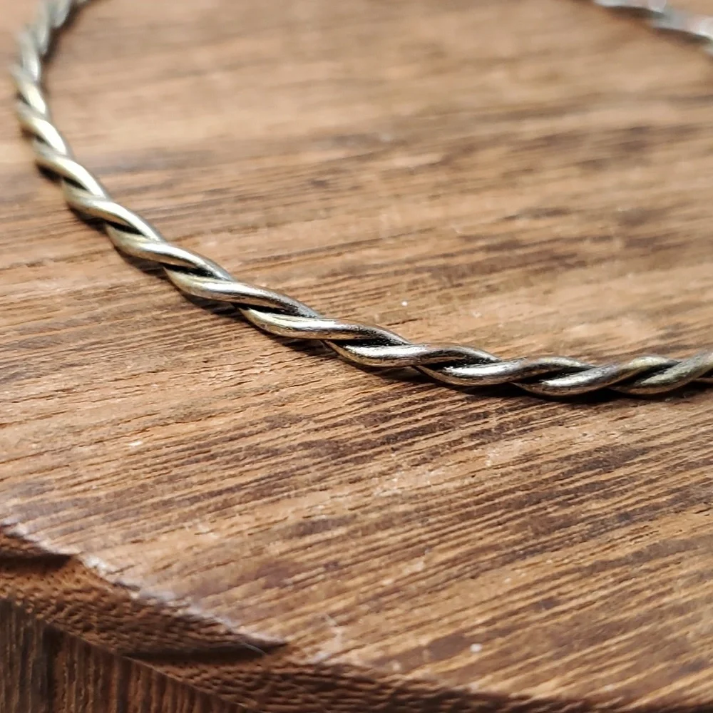 B3231 silver‎ tone twist bracelet